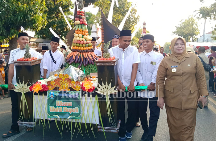 BERGEMBIRA: Wakil Bupati Situbondo, Ulfiyah ikut berpose bersama iring-iringan ancak agung di depan kantor Pemkab Situbondo.