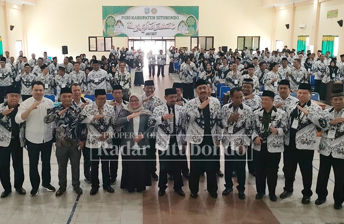 ABADIKAN MOMEN: Puluhan Guru Republik Indonesia (PGRI) Kabupaten Situbondo, foto bareng di Aula Lantai 2 Gedung PGRI Situbondo, kemarin (27/8).