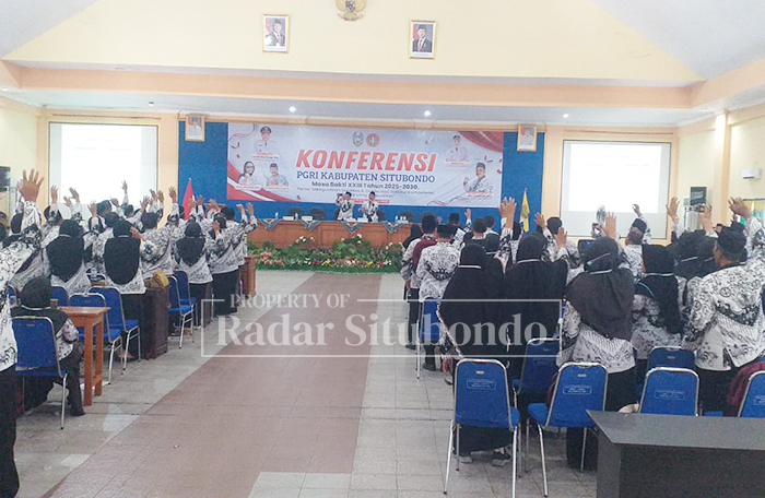 ABADIKAN MOMEN: Puluhan Guru Republik Indonesia (PGRI) Kabupaten Situbondo, foto bareng di Aula Lantai 2 Gedung PGRI Situbondo, kemarin (27/8).