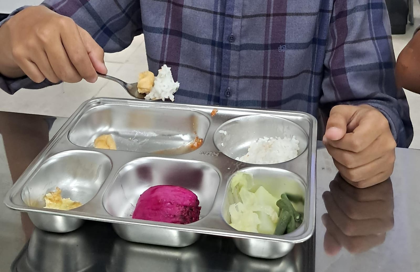 Ompreng MBG berisi nasi, kacang panjang, gubis, buah naga, dan telur (21/01/2024).