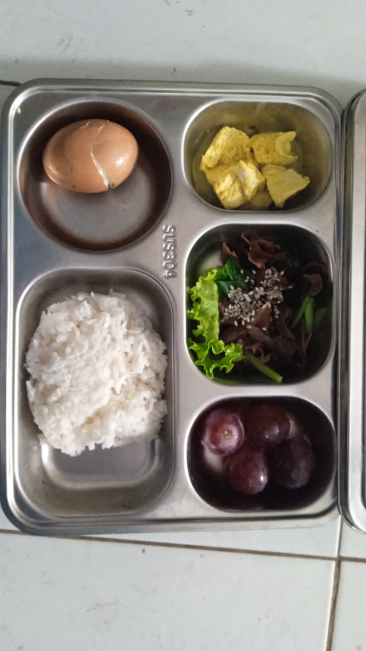 Ompreng MBG yang berisi 4 sehat.