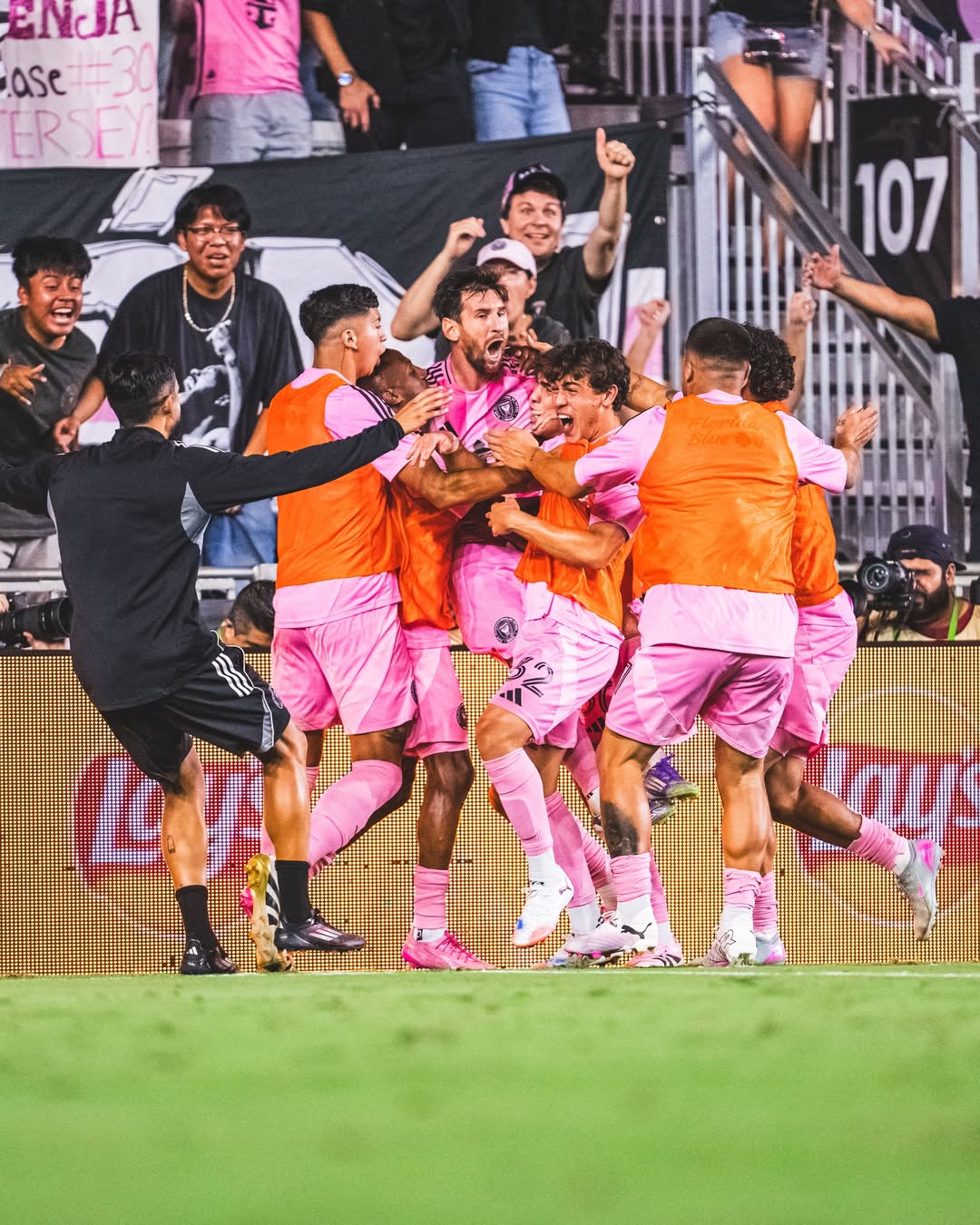 Selebrasi pemain Inter Miami setelah Lionel Messi mencetak gol ke gawang Orlando City di Semifinal Leagues Cup 2025 (28/8).