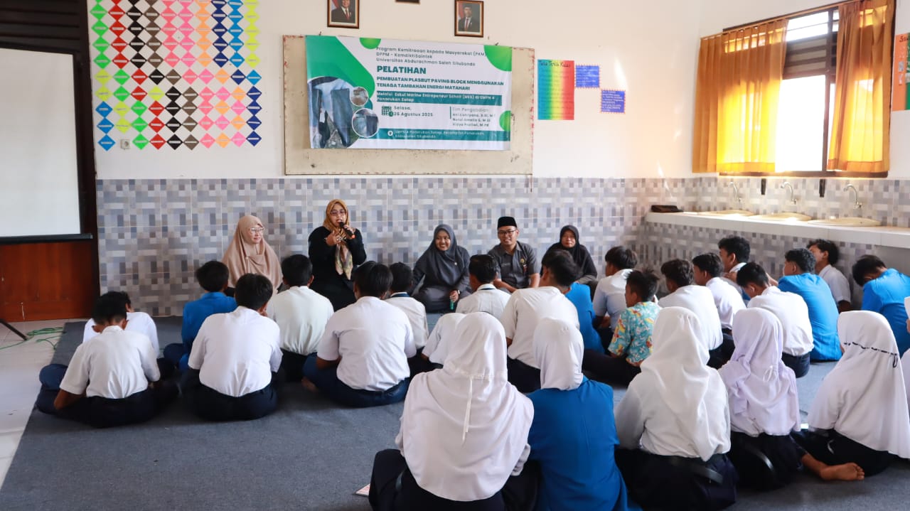 Ani Listriyana, S.Si, M.T, salah satu Dosen Unars Situbondo memberikan pelatihan pembuatan paving block berbahan plastik kepada siswa-siswi SMPN 4 Panarukan Satap di Desa Gelung, Kecamatan Panarukan.