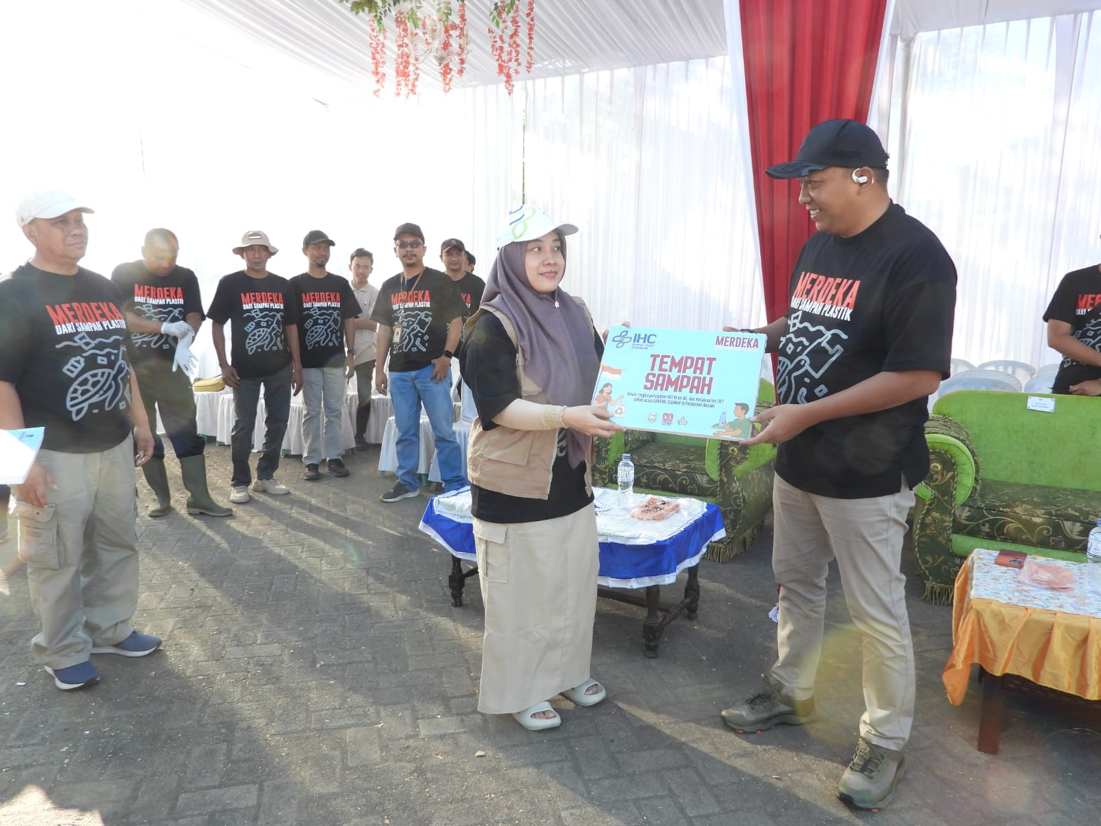IHC RS Elizabeth menyerahkan bantuan tempat sampah untuk kawasan Pelabuhan Besuki, Situbondo, Rabu (27/8).