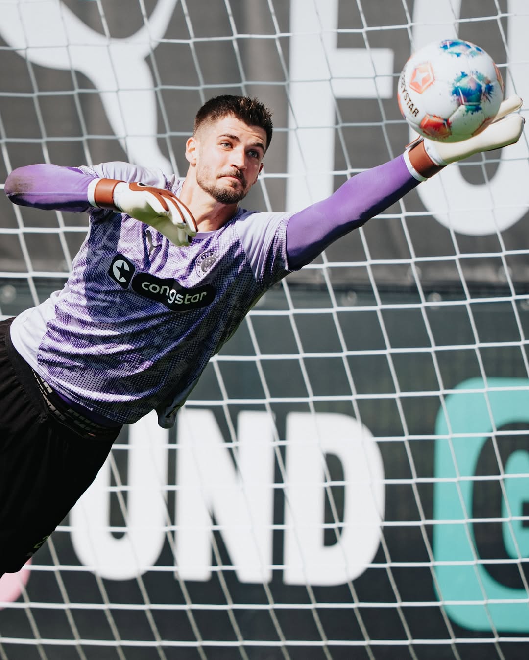 Sesi latihan St. Pauli jelang laga menghadapi Hamburger dipekan kedua Bundesliga 2025-26.