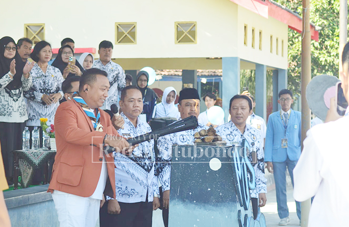 BERJALAN KHIDMAT : Bupati Situbondo, Yusuf Rio Wahyu Proyogo didamping Kepala SMAN 1 Situbondo, Dwi Retno Susanti membuka acara Pekan Olahraga dan Seni ke-XX baru-baru ini.