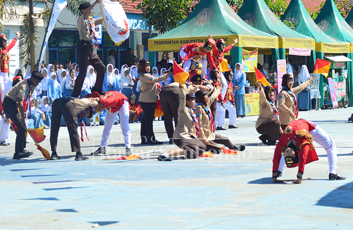 PENAMPILAN SISWA : Sejumlah siswa-siswi tampil kemukau di hadapan Bupati Situbondo dan warga sekolah pada acara pembukaan Pekan Olahraga dan Seni ke-XX Smasa tahun 2025.