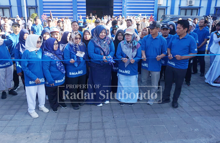MERIAH : Wakil Bupati Situbondo, Ulfiyah melepas jalan sehat ditandai pemotongan sebagai penutup rangkaian kegiatan Pekan Olahraga dan Seni ke-XX.