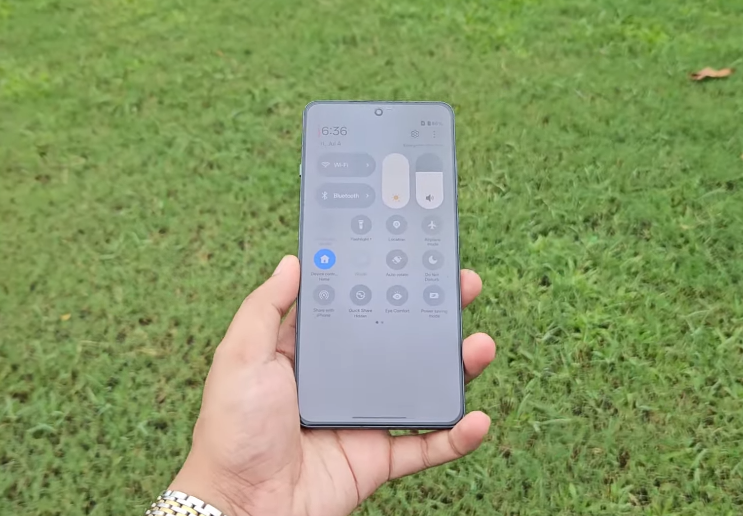 Uji kecerahan layar Oppo A6 MAX di tempat outdoor.