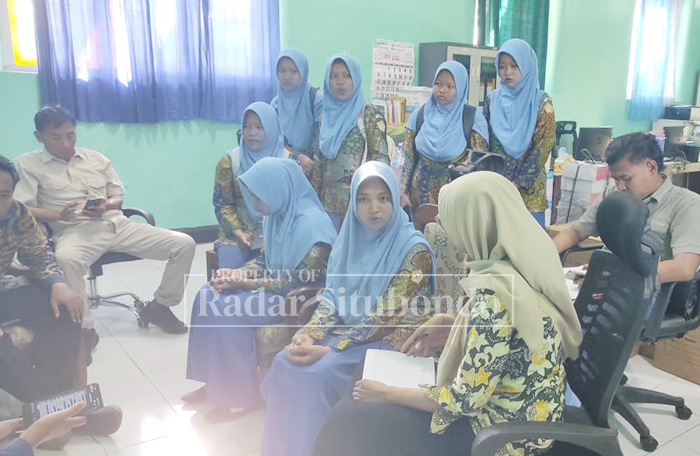 AKIBAT KONSUMSI MBG?: Beberapa siswi SMAN I Panji diperiksa kondisi kesehatannya karena mengalami sakit perut dan keluar masuk Toilet, kamis (4/9).