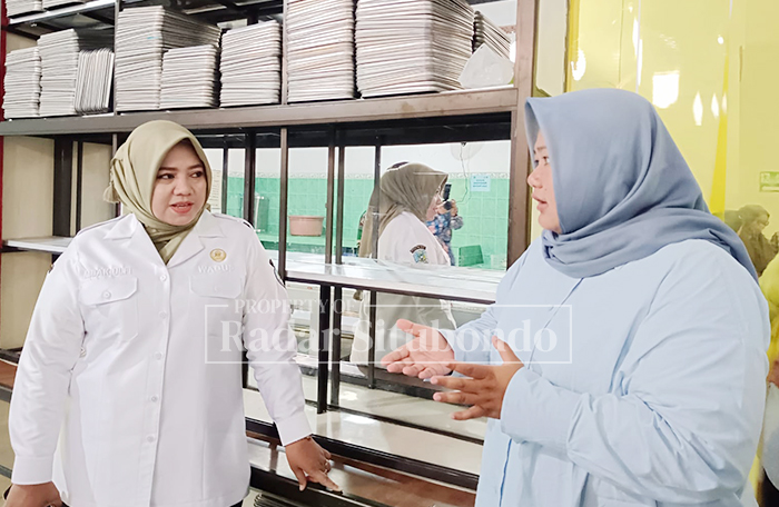 PANTAU LANGSUNG: Wakil Bupati situbondo bersama kodim dan sejumlah pihak terkait meninjau salah satu SPPG di Situbondo, Kamis (4/9).