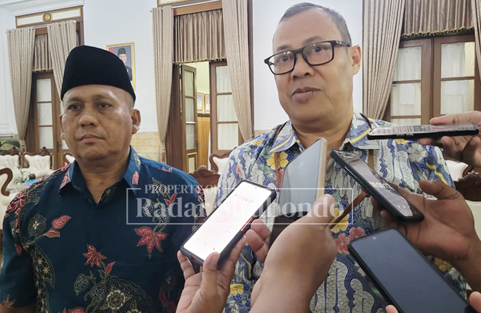 CARI SOLUSI: Kepala DLH Situbondo, Akhmad Yulianto bersama dengan Direktur Pengurangan Sampah dan Pengembangan Ekonomi Sirkular, Kementerian Lingkungan Hidup, Agus Rusly, di Pendapa Situbondo, Sabtu.