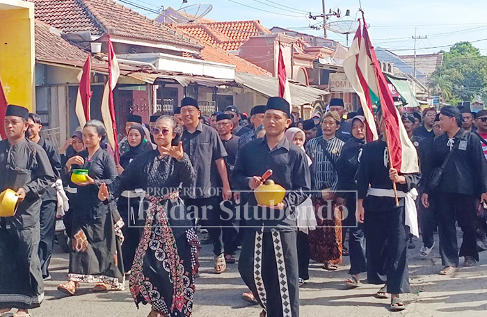 PAKAIAN HITAM-HITAM:  Bupati Situbondo Yusuf Rio Wahyu Prayogo ikut berjalan kaki mengikuti kegiatan napak tilas dalam rangka Hari Jadi Besuki ke-261, Minggu(7/9).