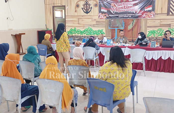 BANTU WARGA : Jajaran managemen PG Assembagoes dan Tim Medis IHC RS Elizabeth Situbondo melakukan pemeriksaan kesehatan kepada ratusan warga di tiga desa di Kecamatan Asembagus dan Jangkar.