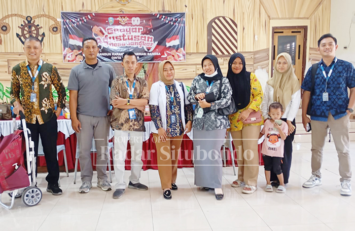 FOTO BERSAMA : Jajaran managemen PG Assembagoes dan Tim Medis IHC RS Elizabeth Situbondo melakukan pemeriksaan kesehatan kepada ratusan warga di tiga desa di Kecamatan Asembagus dan Jangkar.
