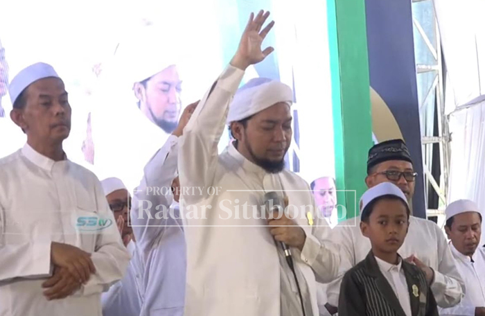 MENGHAYATI: Ribuan santri Pesantren Sukorejo membacakan selawat qiam, Sabtu (6/9).
