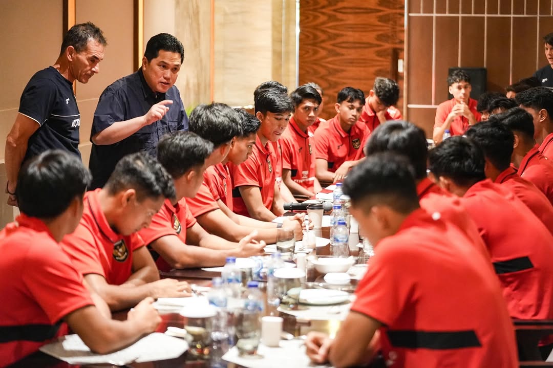 Erick Thohir menyapa pemain timnas U23 jelang laga krusial menghadapi Korea Selatan (8/9).
