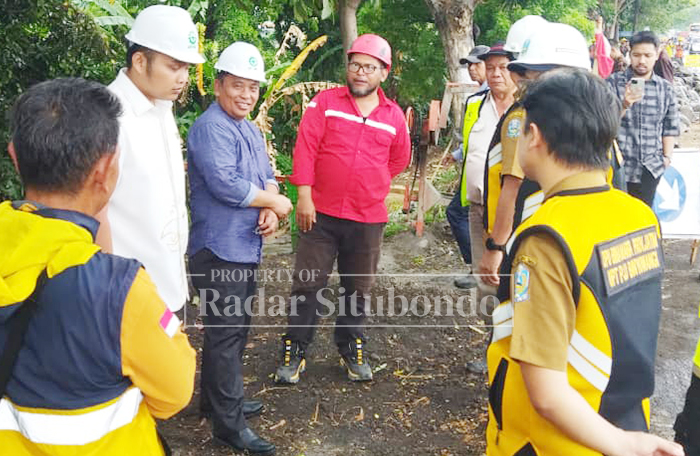 TURUN LANGSUNG: H Yoyok Mulyadi bersama sejumlah anggota Komisi D DPRD Jatim Tinjau Pelebaran Jalan Ruas Buduan.
