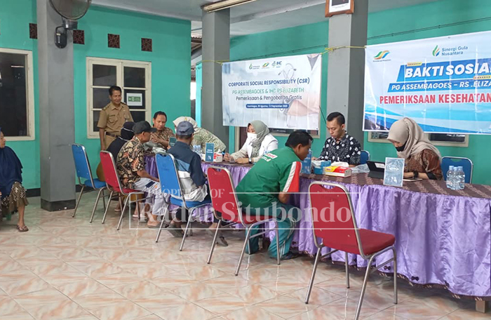 PERIKSA GRATIS: IHC RS Elizabeth Situbondo, menggelar pemeriksaan gratis di salah satu balai desa, Kecamatan Asembagus, belum lama ini.