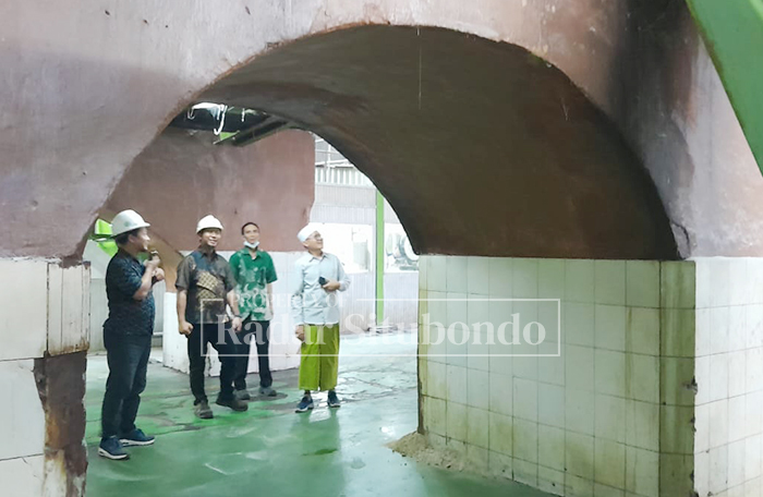 PERUSAHAAN BUMN: Manager Teknik PG Panji (kanan) didampingi rekannya mengontrol pekerja, Kamis (11/9).