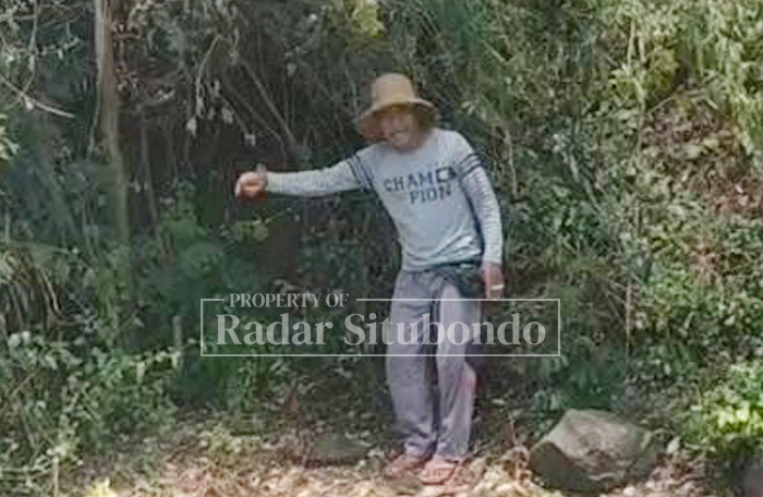 TINJAU LOKASI: Alyono, 52, warga Desa/Kecamatan Banyuglugur, menunjukkan sumber air yang kering di lahannya, (10/9).