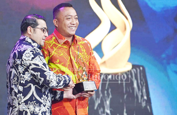 DAPAT PENGHARGAAN LAGI: Bupati Situbondo Yusuf Rio Wahyu Prayogo mendapatkan penghargaan kembali sebagai Daerah Peduli Pengembangan UMKM dan Potensi Lokal kali ini Penghargaan datang dari Kompas TV