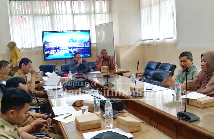 RAPAT KERJA: Komisi II DPRD Situbondo membahas kajian bupati atas perda penataan dan pemberdayaan PKL belum lama ini.