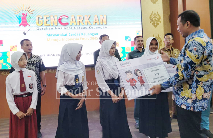 MENERIMA BANTUAN &ndash; Beberapa siswa menerima bantuan non-tunai di Aula SMK Negeri 1 Panji, Situbondo, Selasa (16/9).