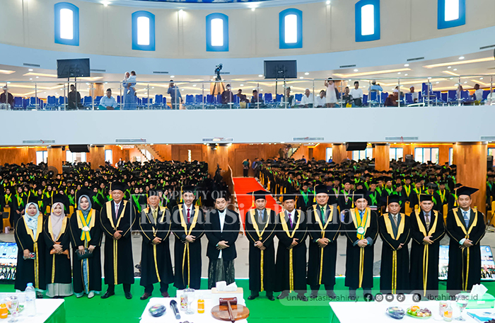 FOTO BERSAMA: Wisuda ke XXXIV diikuti oleh 1.175 mahasiswa yang dihadiri langsung Pangasuh Pondok Pesantren Salafiyah Syafi&rsquo;iyah Sukorejo KHR. Ach. Azaim Ibrahimy.