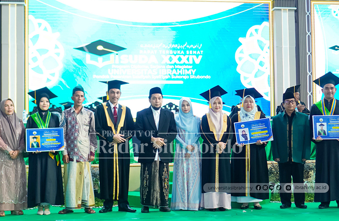 MEMBANGGAKAN: Pangasuh Pondok Pesantren Salafiyah Syafi&rsquo;iyah Sukorejo KHR. Ach. Azaim Ibrahimy.  dan istri foto bersama wisudawan berprestasi.