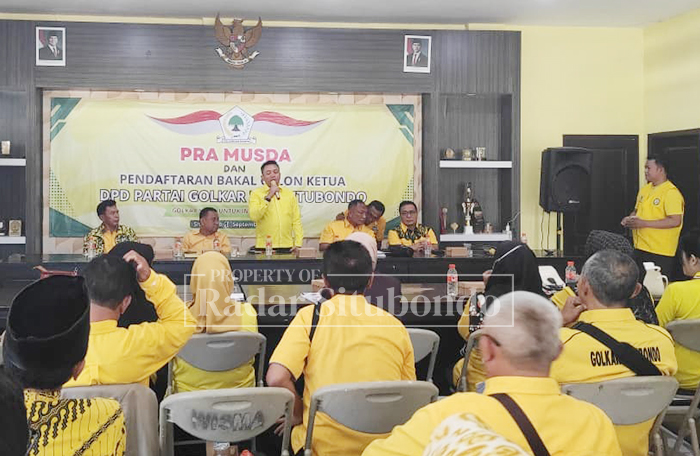 Yani Wijaya Baihaki bakal calon Ketua Dewan Pimpinan Daerah DPD Partai Golongan Karya Golkar Sitububondo menyampaikan sambutan di kantor DPD Golkar Jl. PB Sudirman Situbondo, Kamis(18/9).