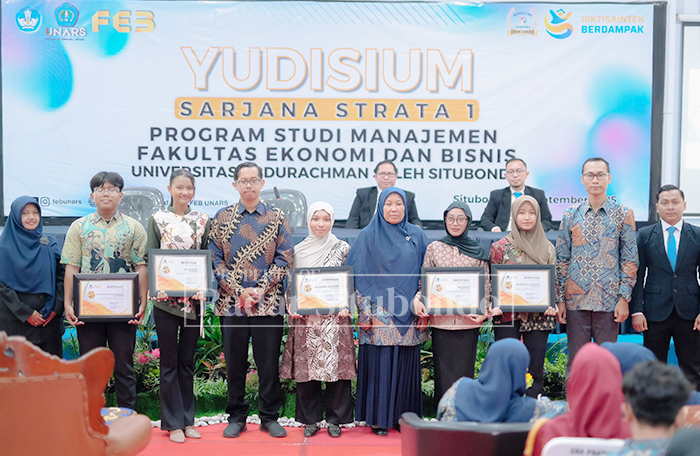 YUDISIUM : Dekan Fakultas Ekonomi dan Bisnis (FEB) Unars Situbondo, Lita Permata Sari, SE, MSA, Ak, menyerahkan penghargaan kepada salah satu mahasiswa perih IPK terbaik