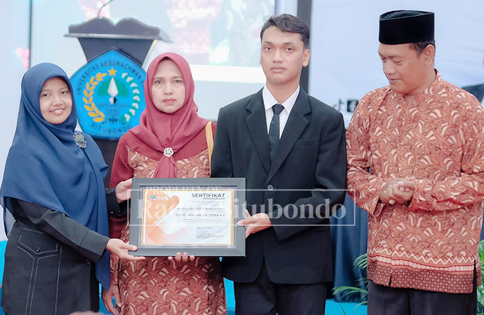 YUDISIUM : Dekan Fakultas Ekonomi dan Bisnis (FEB) Unars Situbondo, Lita Permata Sari, SE, MSA, Ak, menyerahkan penghargaan kepada salah satu mahasiswa perih IPK terbaik.