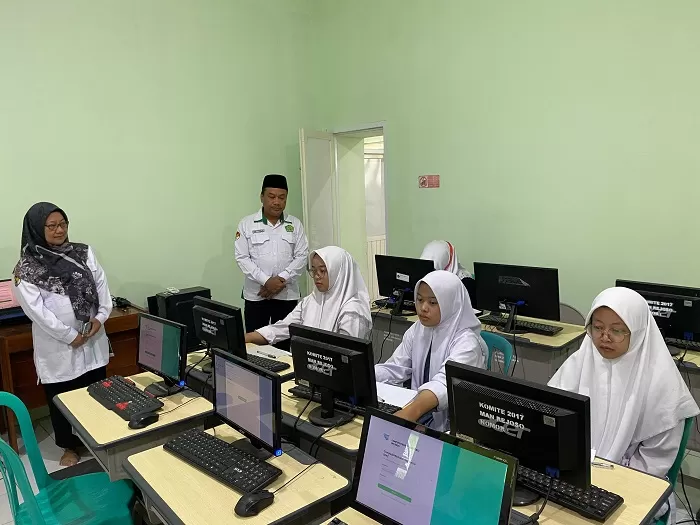 APRESIASI: Kepala MAN 2 Jombang, Erma Rahmawati SPd MPdI bersama Kasi Pendma Kantor Kemenag Jombang, Nur Khojin MPdI memantau pelaksanaan OMI, kemarin (9/9).