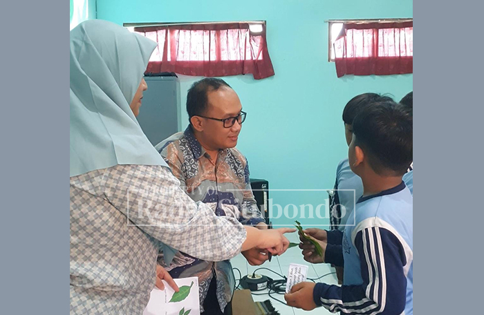 EDUKASI : Tim dosen Unars Situbondo : Muhammad Thoifur Ibnu Fajar, S.Pd., M.Sc., Rahajeng Hauwwa Khissoga, S.S., M.A., dan Ahmad Yusuf Firdaus, S.S., M.Hum mengedukasi siswa dan guru SD.