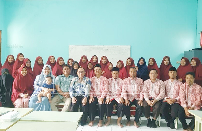 Tim dosen Unars Situbondo : Muhammad Thoifur Ibnu Fajar, S.Pd., M.Sc., Rahajeng Hauwwa Khissoga, S.S., M.A., dan Ahmad Yusuf Firdaus, S.S., M.Hum mengedukasi siswa dan guru SD