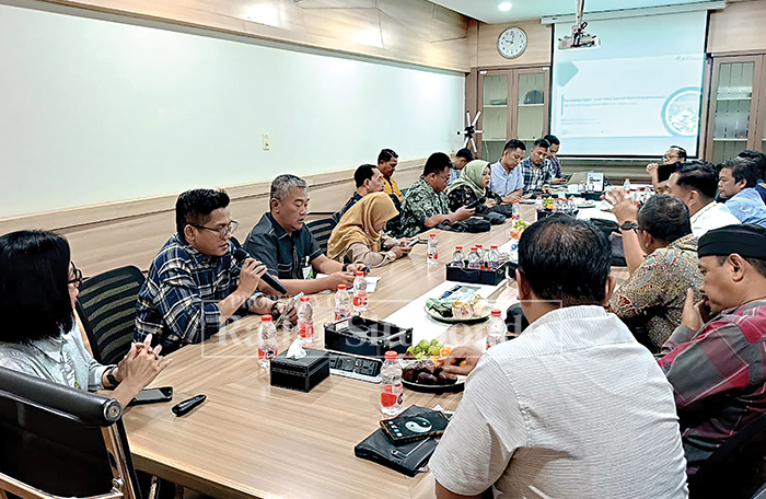 RAPAT:  Komisi IV DPRD Kabupaten Situbondo melakukan studi banding ke BPJS Kota Surabaya, belum lama ini.