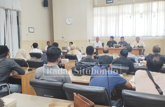 MENCARI KEADILAN: Rapat dengar pendapat anggota Komisi IV DPRD Situbondo bersama Dinas Ketenagakerjaan dan eks karyawan serta perwakilan PT PMMP Di ruang rapat gabungan DPRD Situbondo, Rabu (24/9).