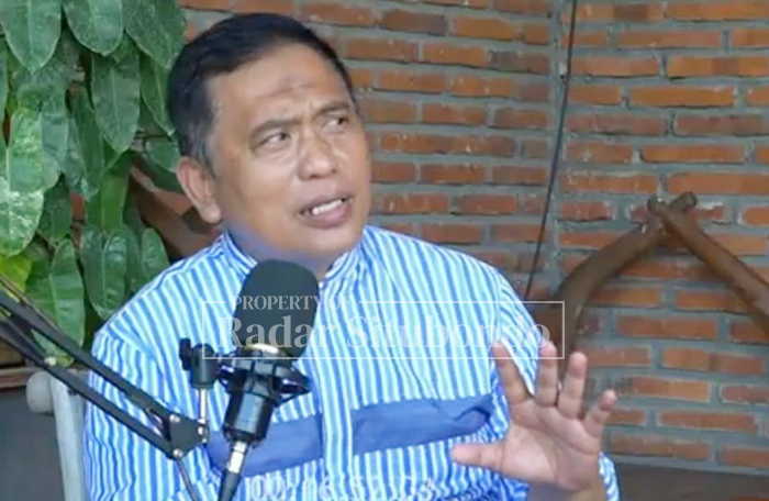 BERI PENJELASAN: Ir. H Yoyok Mulyadi anggota DPRD Jawa Timur bicara sanitasi  saat podcast dengan Jawa Pos Radar Banyuwangi  beberapa waktu lalu.