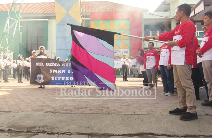 KEBERSAMAAN: Kepala Cabang Dinas Pendidikan Wilayah Bondowo-Situbondo, Slamet Riyadi melepas acara jalan sehat dalam rangka HUT ke-60 SMKN 1 Panji, Rabu (24/9).