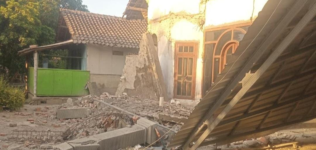 Rumah roboh di Sumberwaru akibat gempa/ doc Khoirul Rizal