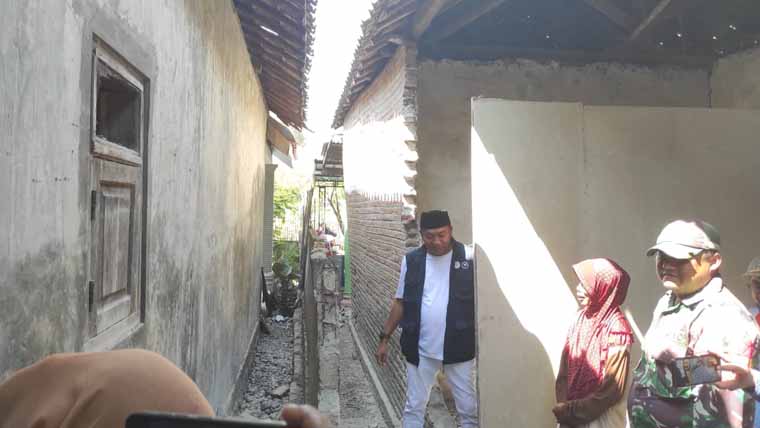 Bupati Situbondo Yusuf Rio Wahyu Prayogo melihat kondisi rumah yang terdampak gempa bumi di Dusun Sidomulyo, Desa Sumberwaru, Banyuputih, Sabtu(27/9).
