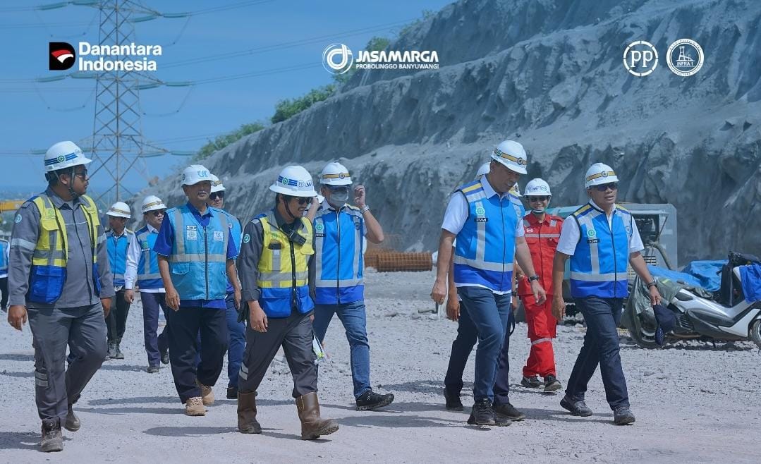 Para petinggi saat meninjau jalan tol Probowangi/ ig @pp_probowangi3