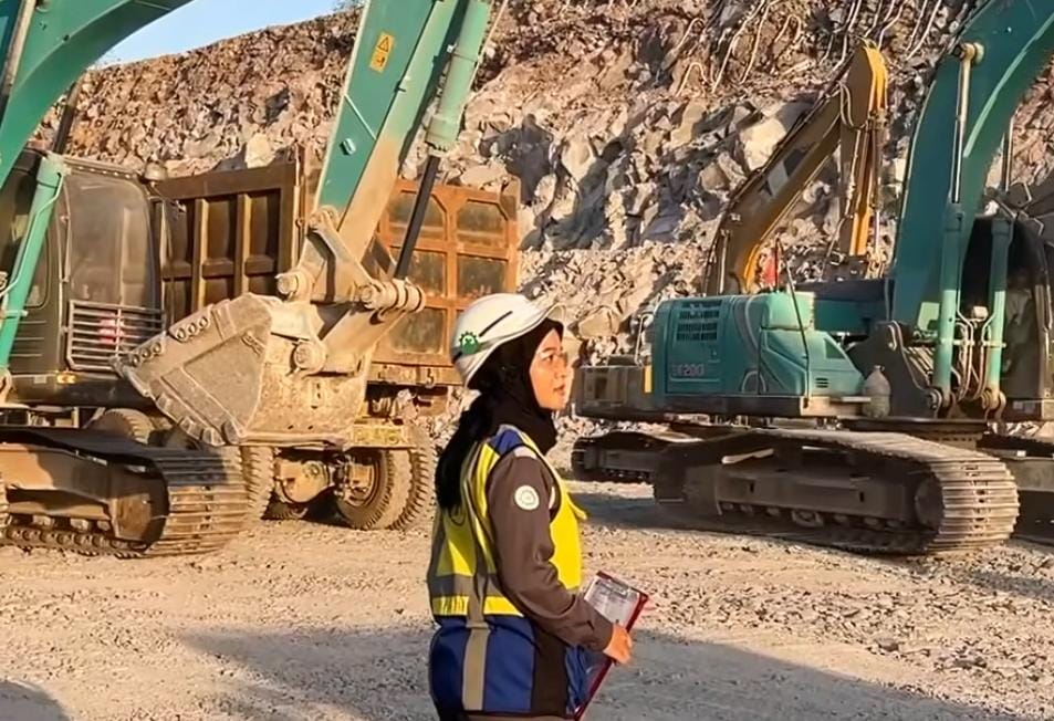 Pekerja di tol Probowangi/ ig @pp_probowangi3