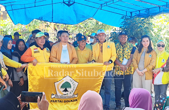 BERIKAN BANTUAN: Ketua Partai Golkar Situbondo, Yani Wijaya Baihaki bersama pengurus mendatangi lokasi terdampak gempa di Desa Sumberwaru, Banyuputih Situbondo, Minggu (28/09).