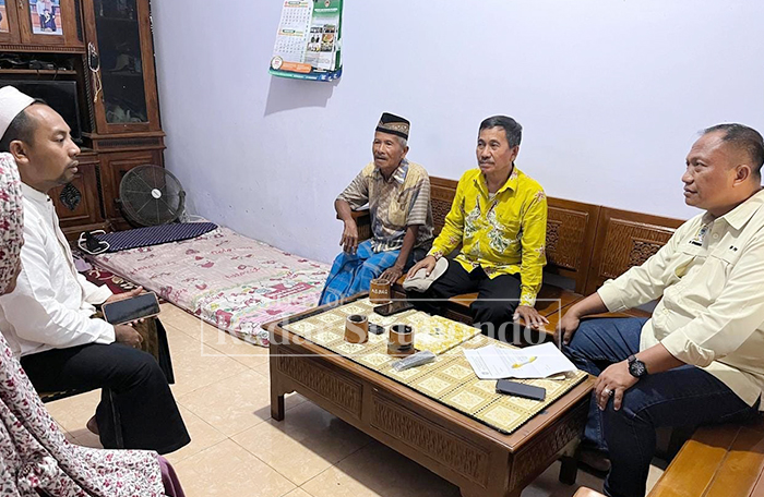 SERAP ASPIRASI: Anggota Fraksi Golkar berbincang-bincang dengan para nasabah salah satu Bank BUMN Unit Besuki 1, di Desa Widoro Payung, Kecamatan Besuki, Kamis lalu (25/9).