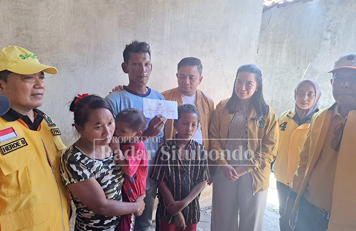 Ketua Partai Golkar Situbondo, Yani Wijaya Baihaki bersama jajaran pengurus Fraksi Partai Golkar DPRD Situbondo mendatangi lokasi terdampak gempa di Dusun Sidomulyo, Sumberwaru, Banyuputihm Situbondo.