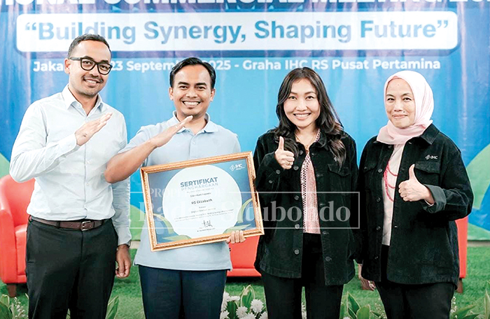 BAHAGIA: IHC RS Elizabeth Situbondo menerima penghargaan Digital Rocket Awards 2025  pada acara National Commercial Meeting 2025 di Jakarta, pekan lalu (23/9).