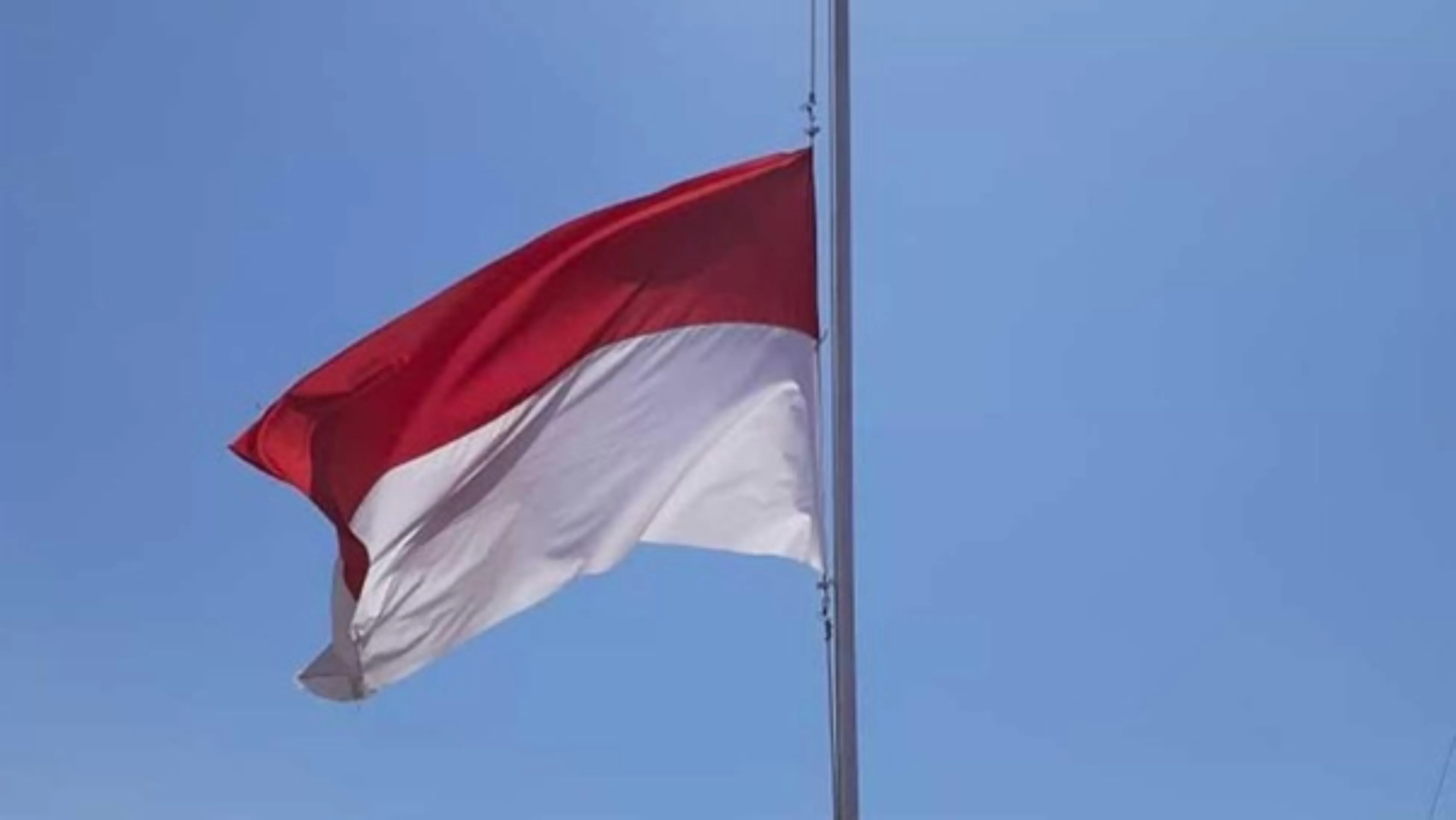 Potret Bendera Setengah Tiang.