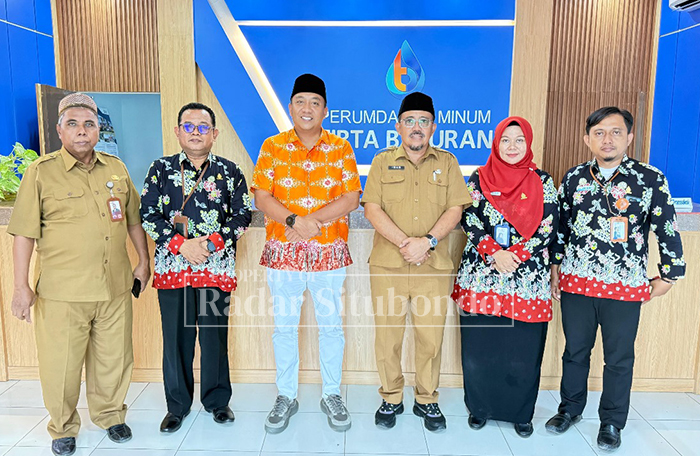 NAIK KELAS: Bupati Situbondo Yusuf Rio Wahyu Prayogo (delapan dari kiri) bersama Direktur Perumda Tirta Baluran dan jajaran, Selasa (30/9).